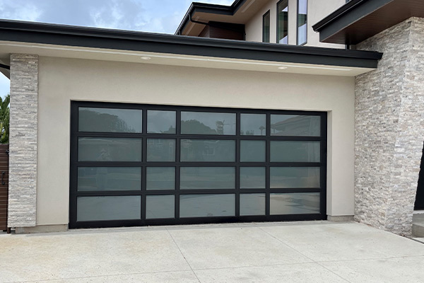 image of residential aluminum garage door by Raynor