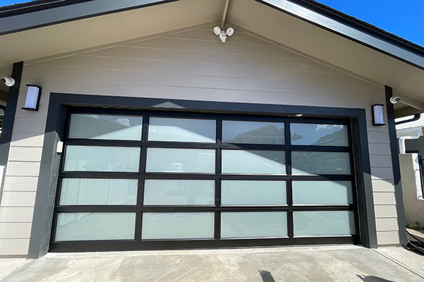 image of residential aluminum garage door by Raynor