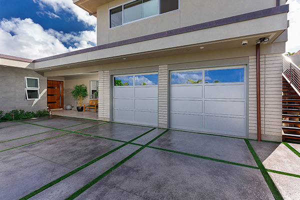 image of residential aluminum garage door by Raynor