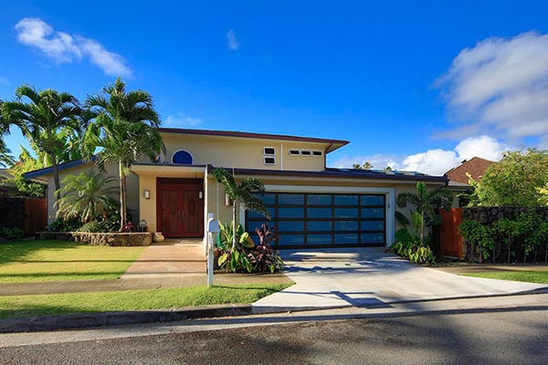 image of aluminum residential garage door Raynor