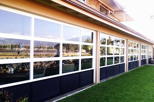 image of aluminum doors on restaurant by Raynor