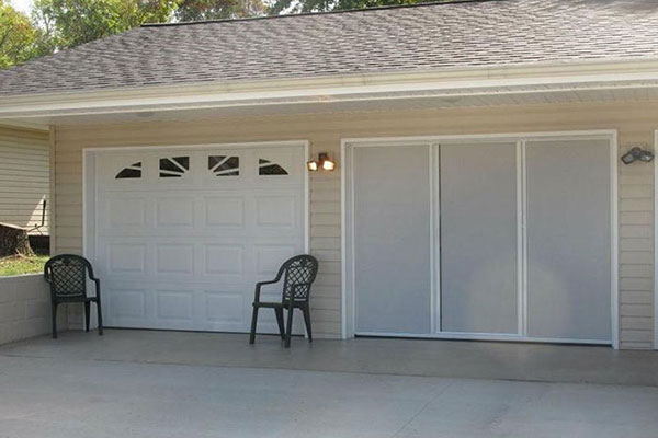 image of lifestyly garage screen on home