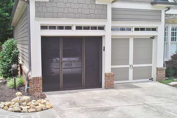 image of lifestyly garage screen on home