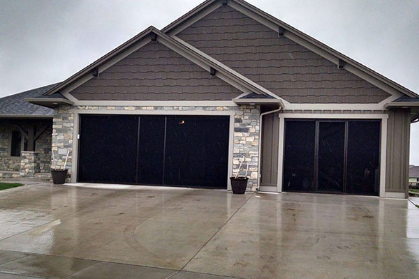 image of lifestyly garage screen on home