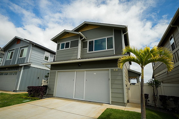 image of lifestyly garage screen on home